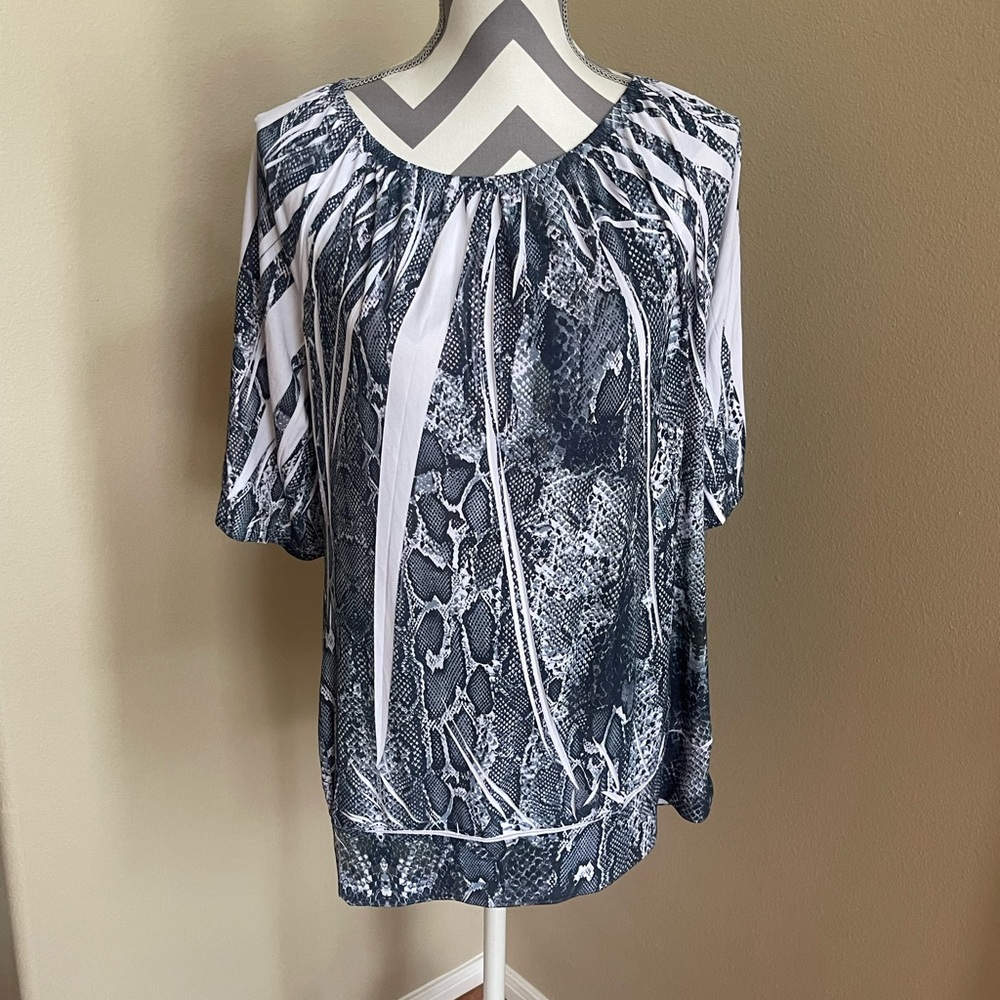 Fleurish Blue & White Snake-Print Pullover Blouse - Size: XL